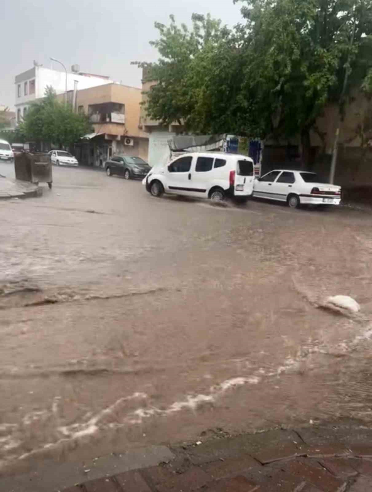 Siverek&rsquo;te aniden bastıran yağış sele neden oldu
