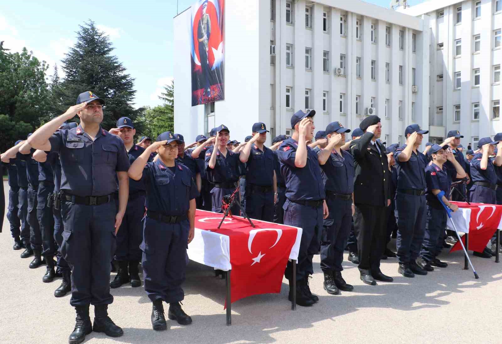 Ankara’da 52 özel gereksinimli genç ettikleri yeminle bir günlüğüne asker oldu