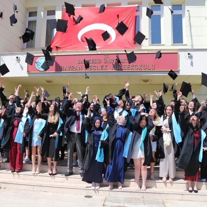 60 yaşında &uuml;niversite diploması sahibi oldu

