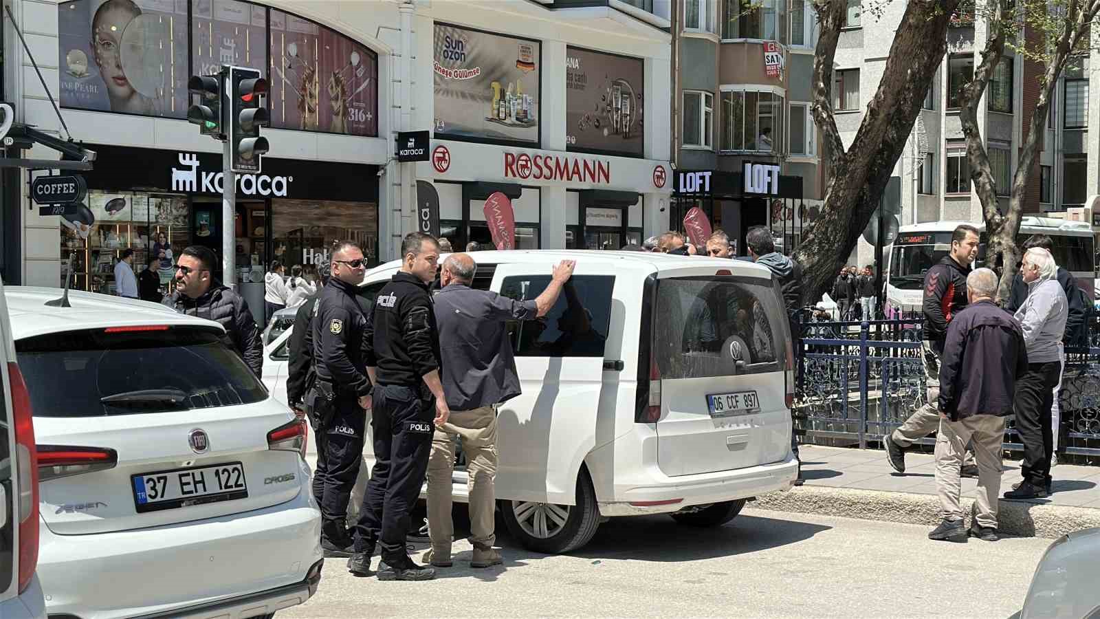 Şehrin göbeğindeki silahlı kavga polisi harekete geçirdi