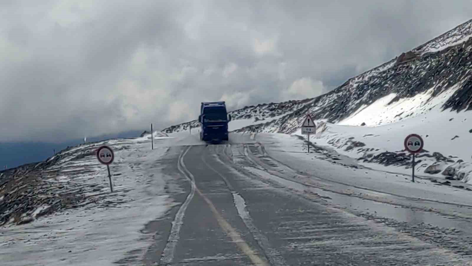 Bahçesaray yolunda Mayıs karı etkili oldu