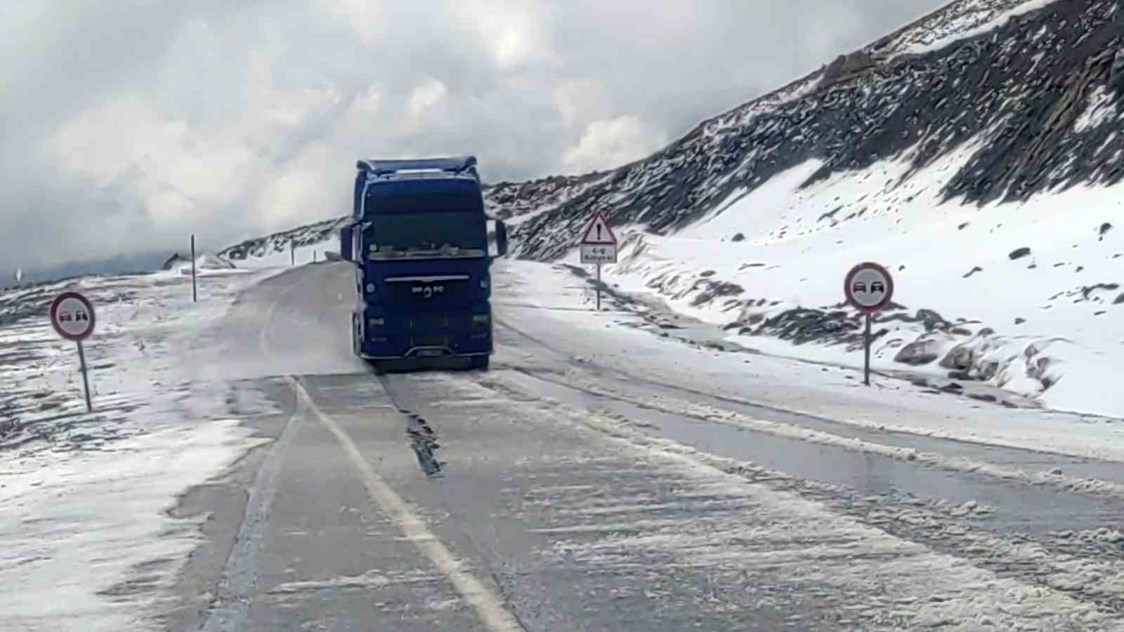 Bah&ccedil;esaray yolunda Mayıs karı etkili oldu
