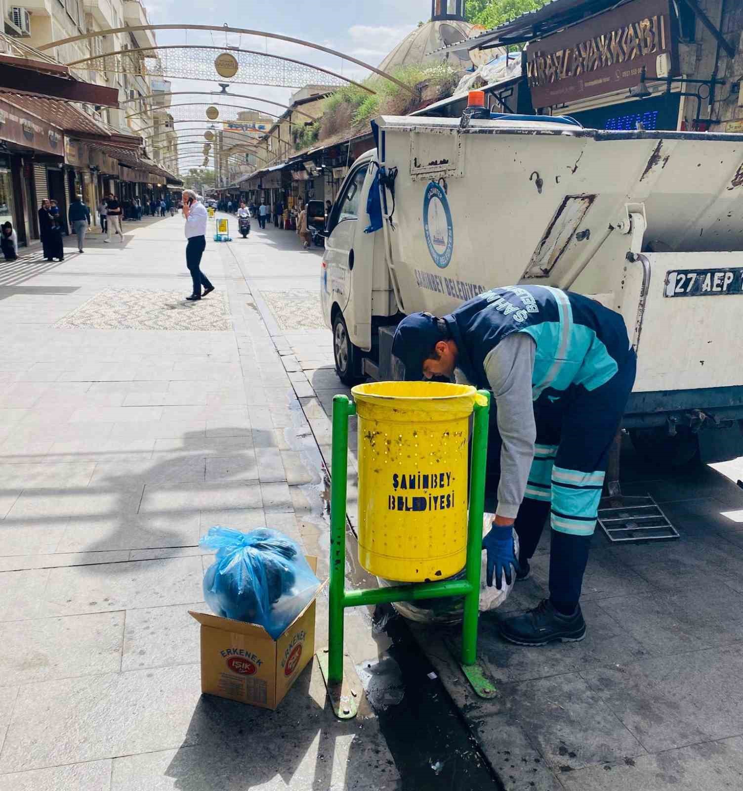Şahinbey Belediyesi temizlik ekipleri 7/24 g&ouml;rev başında
