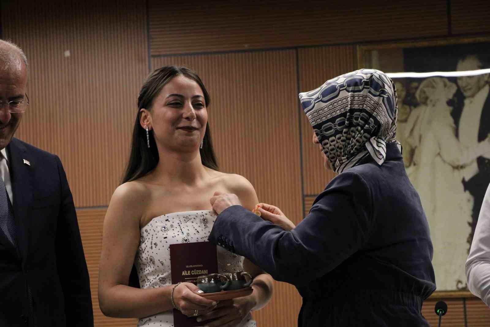 Bakan Yardımcısı Yenig&uuml;n, evlilik i&ccedil;in devlet desteği alan &ccedil;iftin nikah şahitliği yaptı
