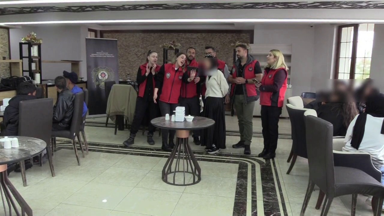 Polis gen&ccedil;lerle piknikte buluştu
