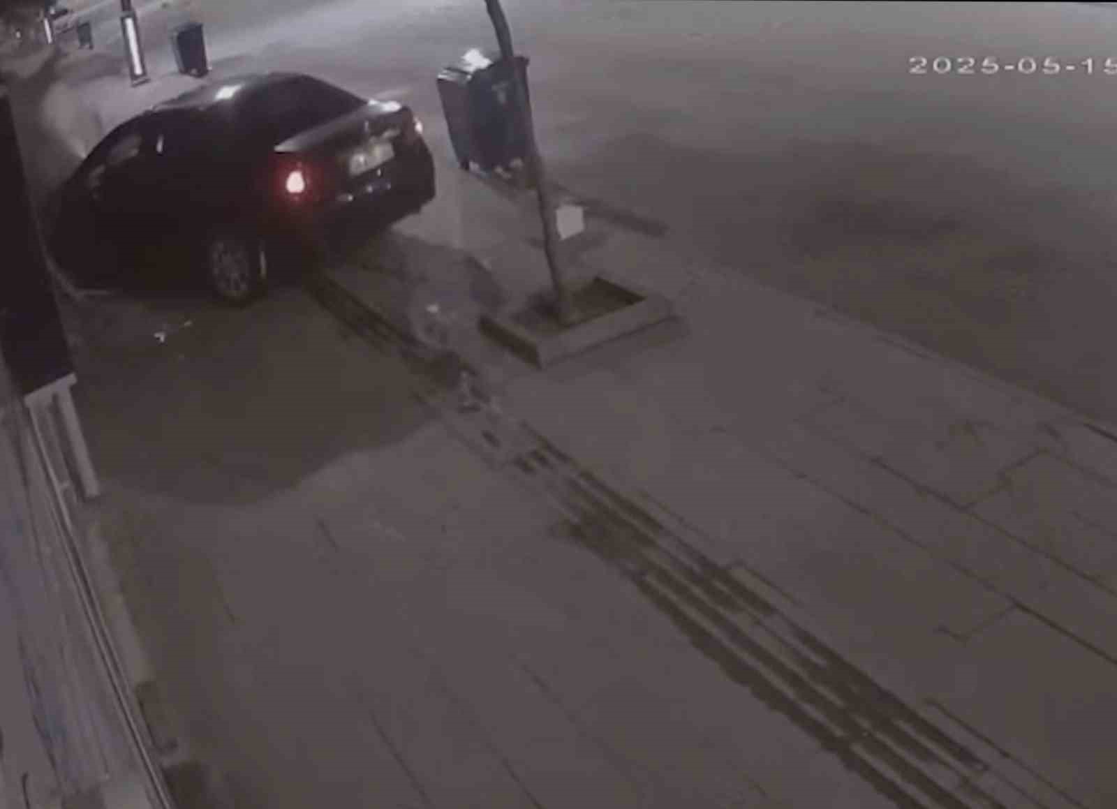 Otomobiliyle iş yerine çarpan sürücü kaçtı