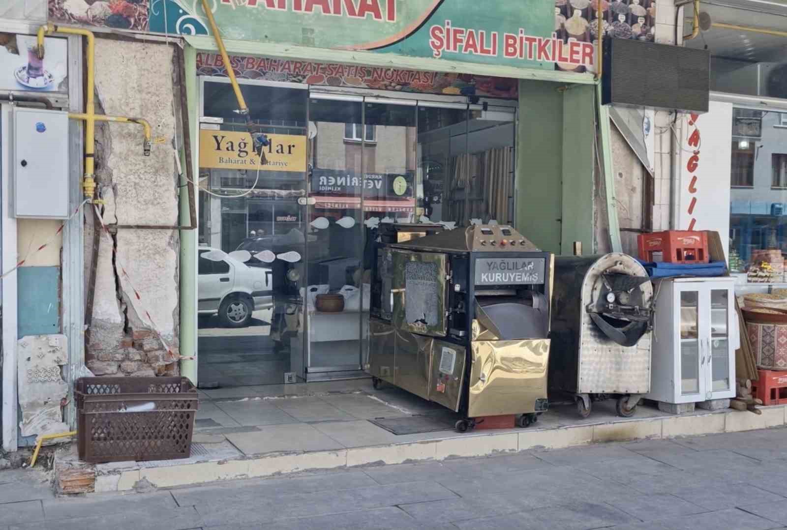 Otomobiliyle iş yerine &ccedil;arpan s&uuml;r&uuml;c&uuml; ka&ccedil;tı

