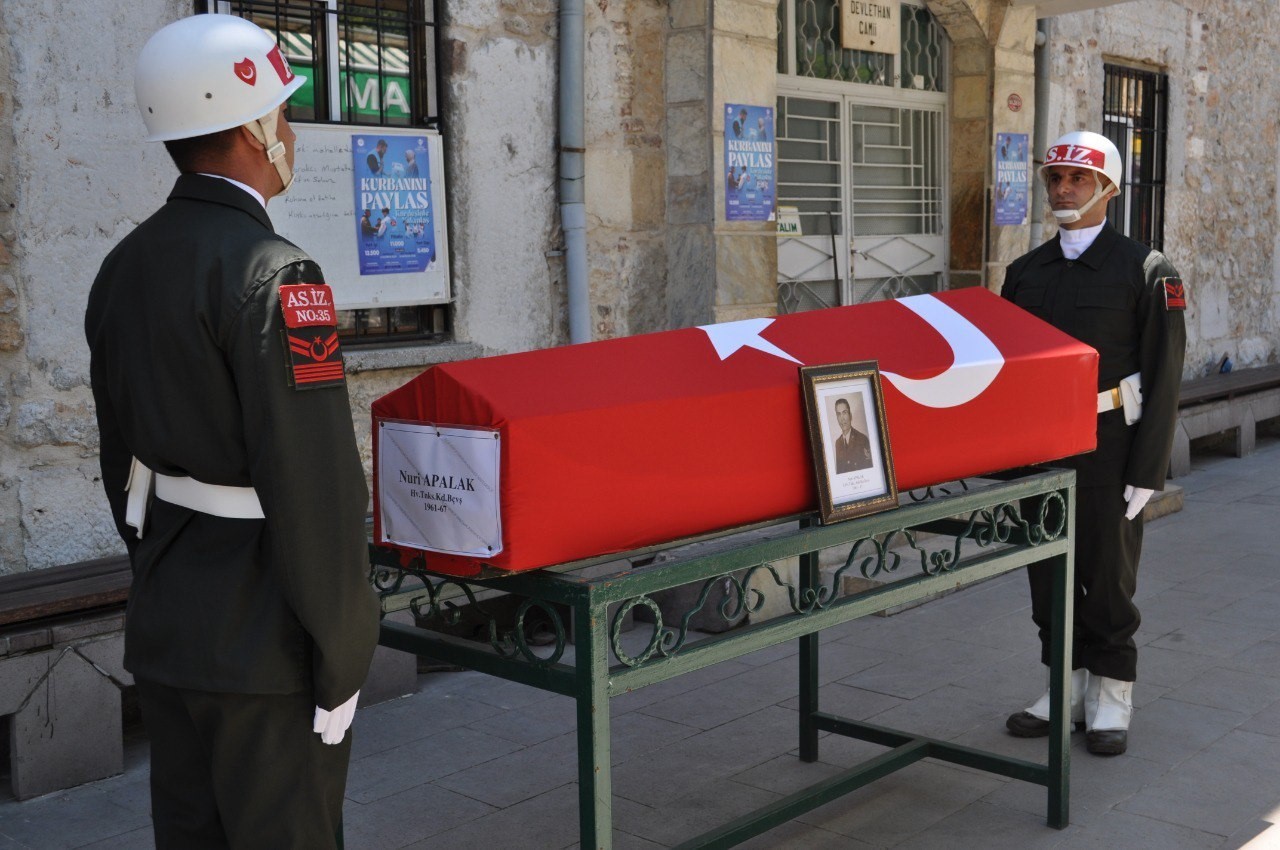 Emekli Başçavuş, askeri törenle gözyaşları eşliğinde son yolculuğuna uğurlandı
