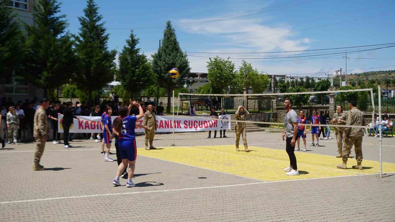 Jandarma personeli Uluslararası Aile Günü’nde öğrencilere bilgilendirmede bulundu