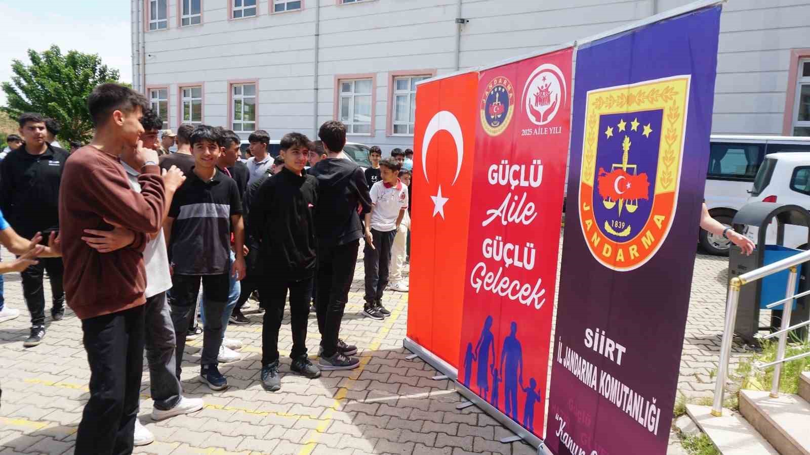 Jandarma personeli Uluslararası Aile G&uuml;n&uuml;&rsquo;nde &ouml;ğrencilere bilgilendirmede bulundu
