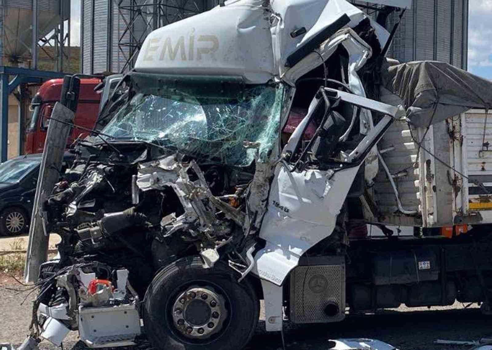 Tır hurdaya döndü, sürücü bu kazadan sağ kurtuldu