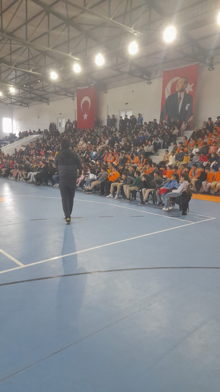 Vagon Sahne Akyaka&rsquo;da &ccedil;ocuklarla buluştu
