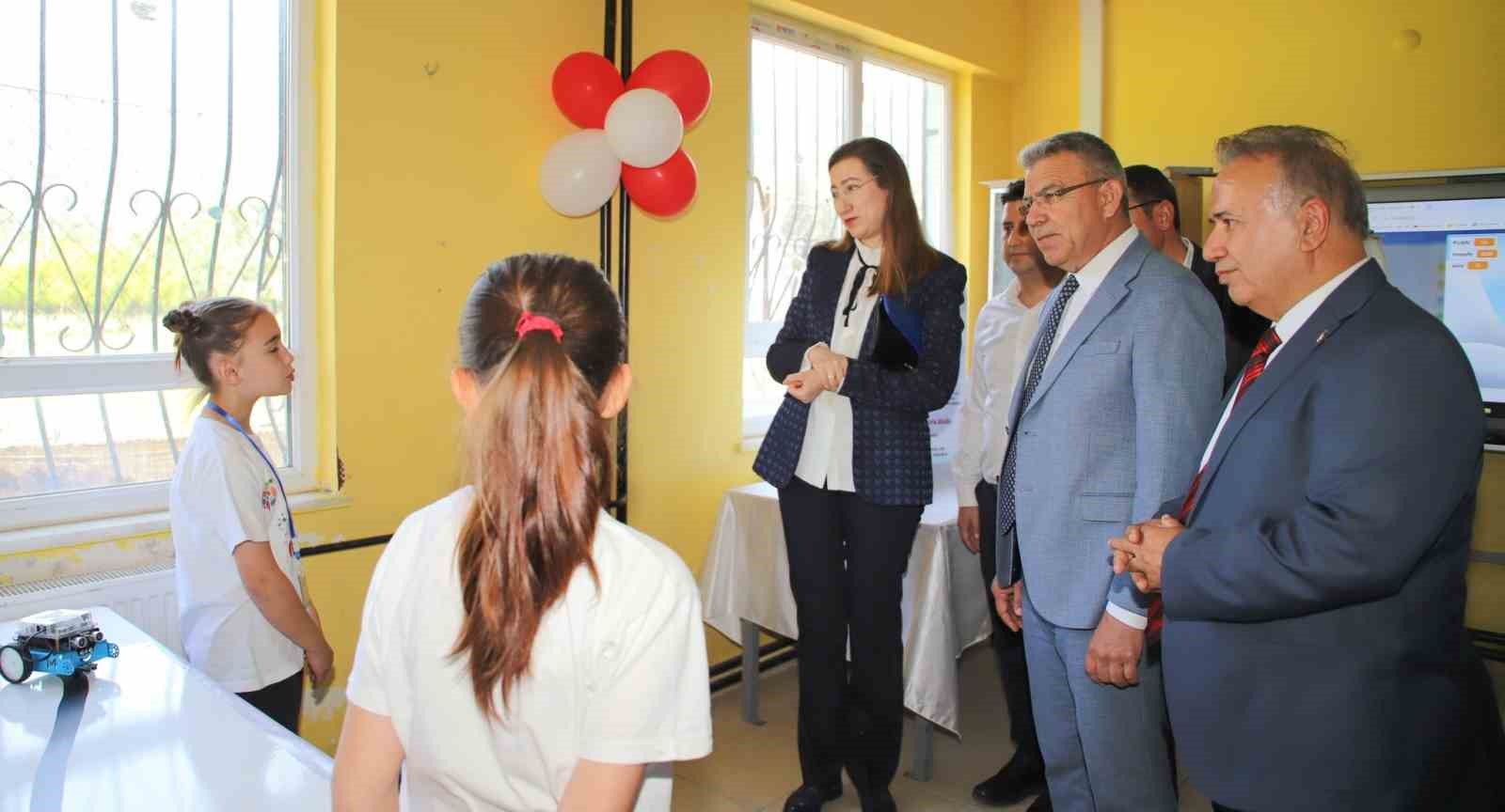 &Ouml;ğrenciler projelerini bilim fuarında sergiledi
