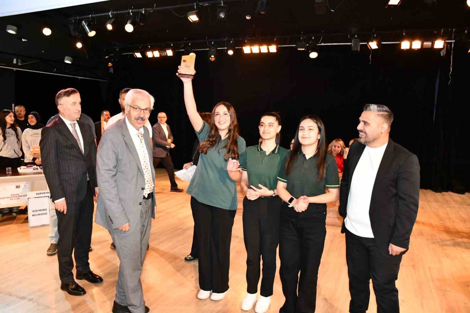 Tomarza Şehit Nazmi Kapucu Anadolu Lisesi il birincisi oldu
