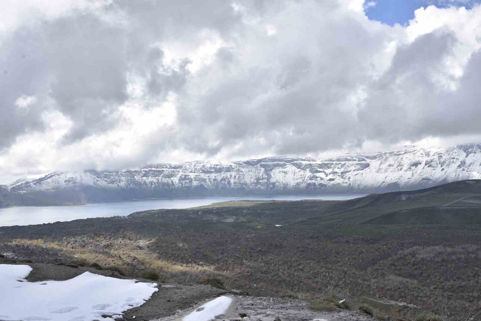 Bitlis’te yüksek kesimlere kar yağdı