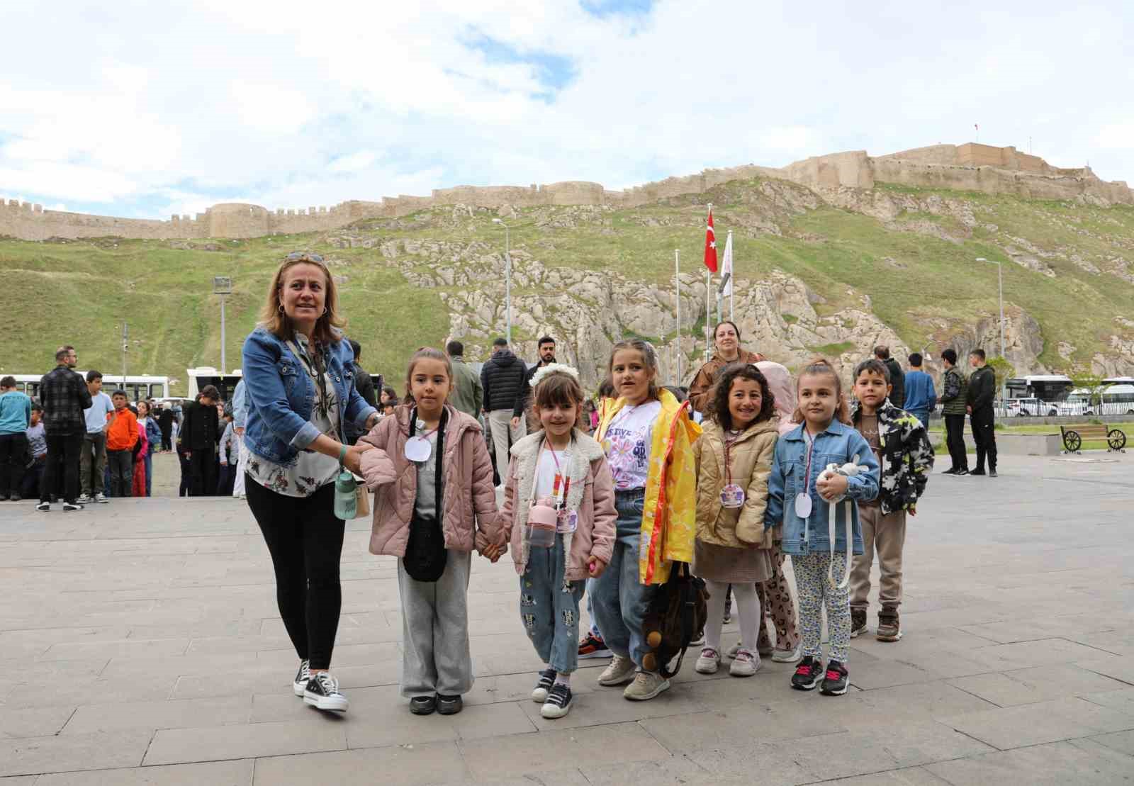 Van Büyükşehir Belediyesinden öğrencilere müze gezisi