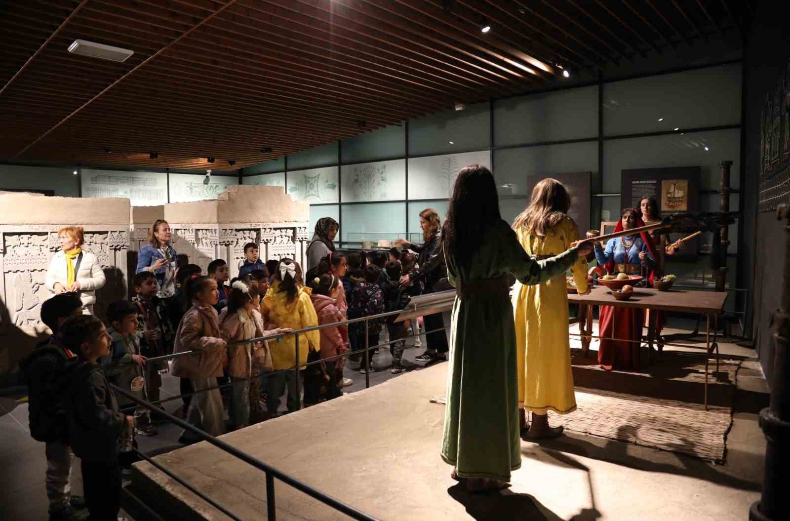 Van Büyükşehir Belediyesinden öğrencilere müze gezisi