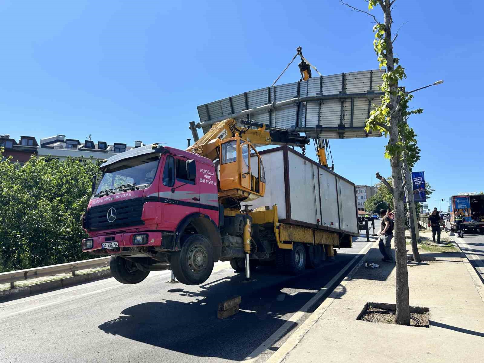 Konteyner yüklü vinç yönlendirme levhasına takıldı, kamyon adeta şaha kalktı