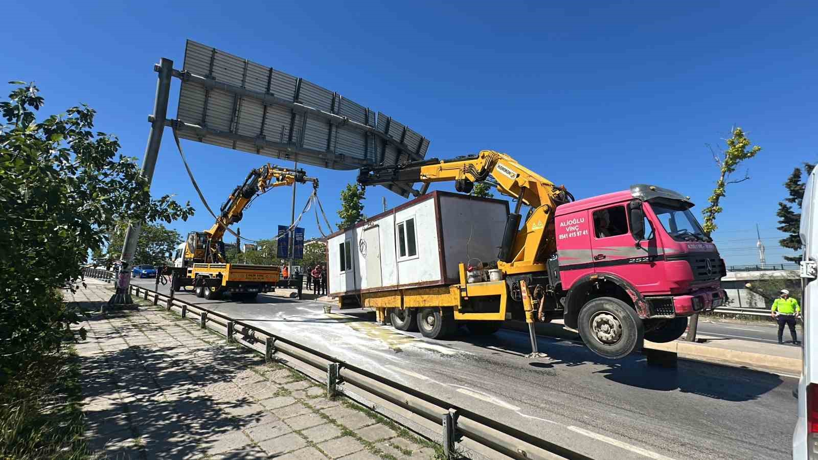 Konteyner y&uuml;kl&uuml; vin&ccedil; y&ouml;nlendirme levhasına takıldı, kamyon adeta şaha kalktı
