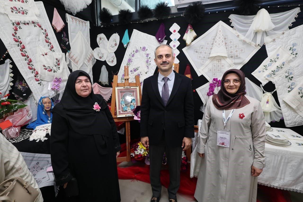 El emeği g&ouml;z nuru eserler g&ouml;r&uuml;c&uuml;ye &ccedil;ıktı
