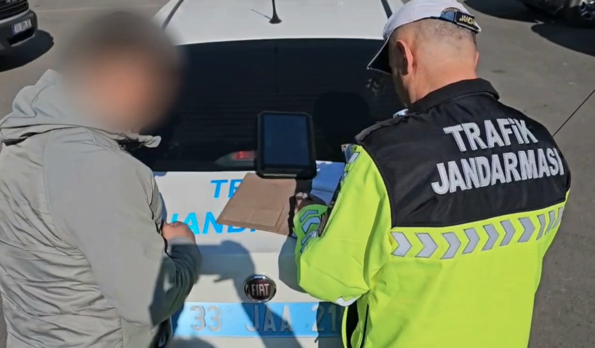 Cep telefonu ile konuşan otobüs şoförü sivil denetime takıldı