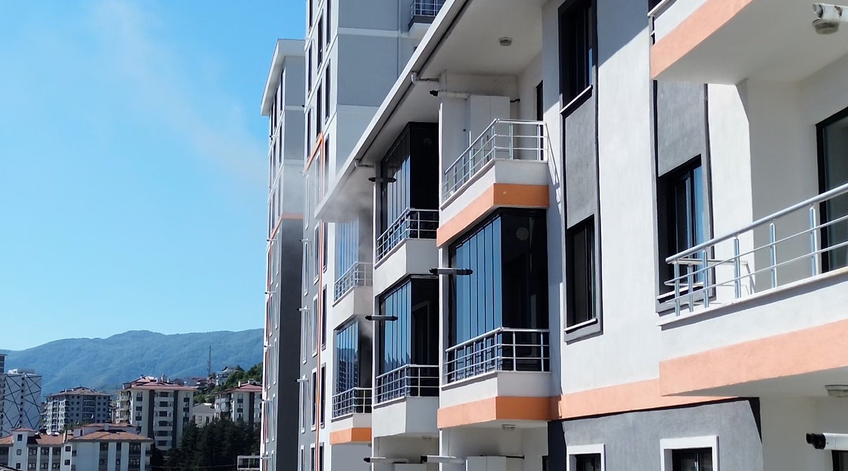 Düzce’de 6 katlı binada korkutan yangın