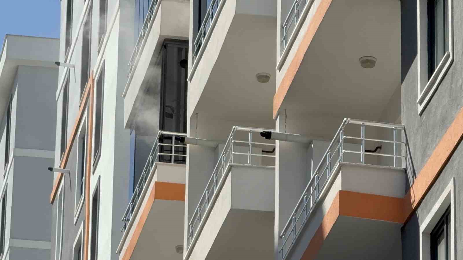 D&uuml;zce&rsquo;de 6 katlı binada korkutan yangın
