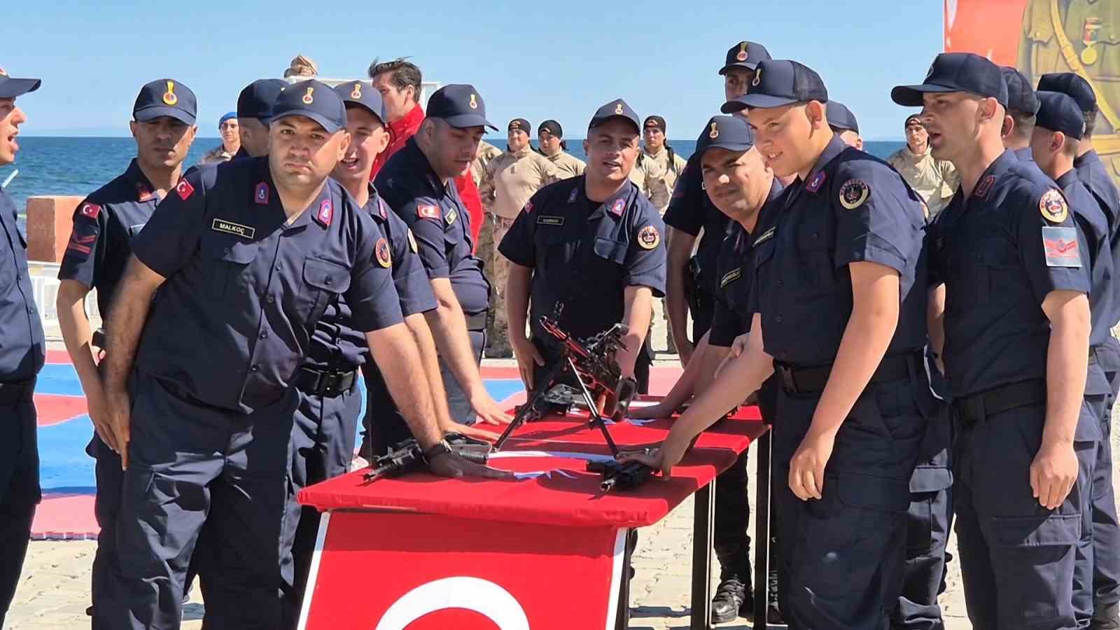 Tekirdağ’da özel bireyler için düzenlenen temsili yemin töreninde komandolardan nefes kesen gösteriler