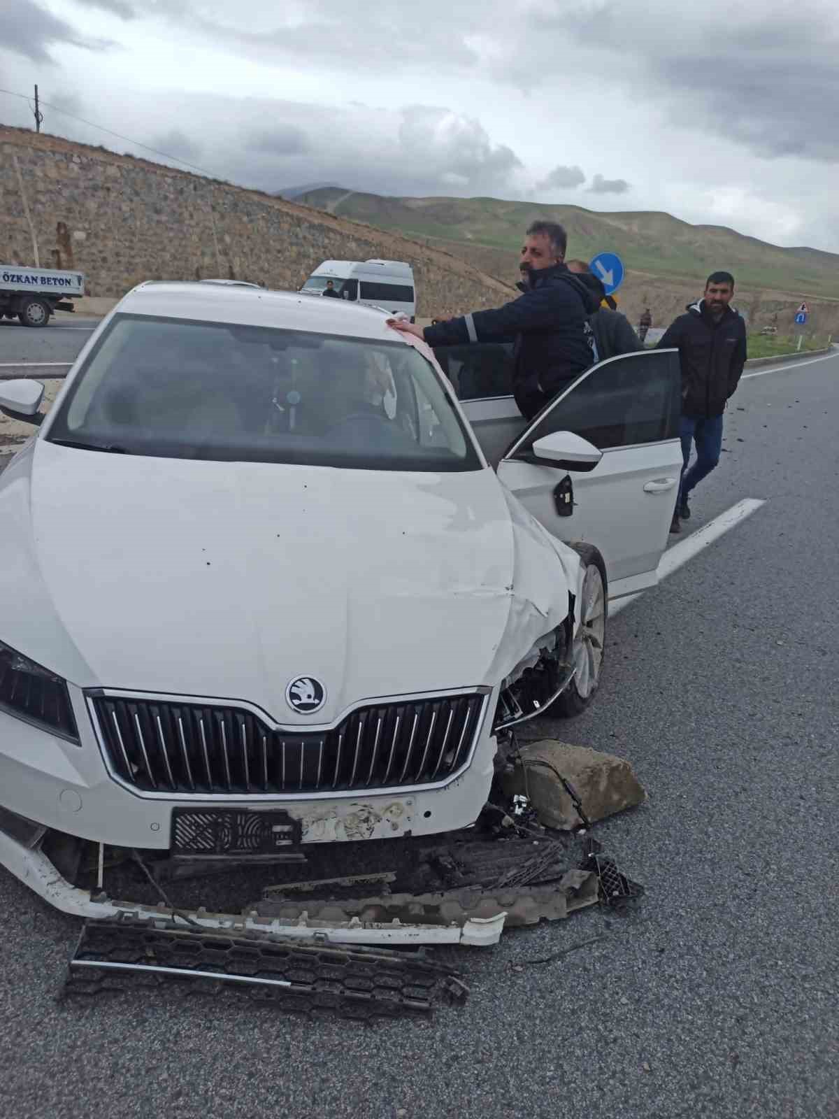 Otomobil refüje çarptı: 2 yaralı