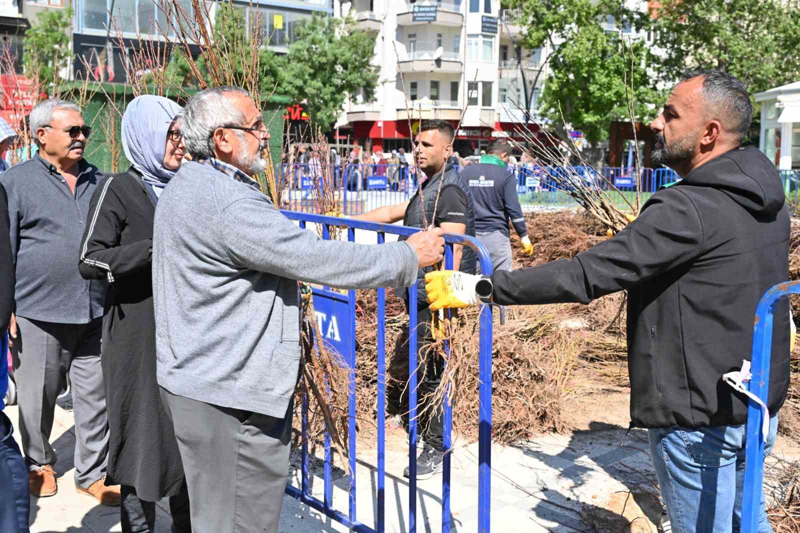 Isparta Belediyesi 15 bin adet meyve fidanı dağıttı
