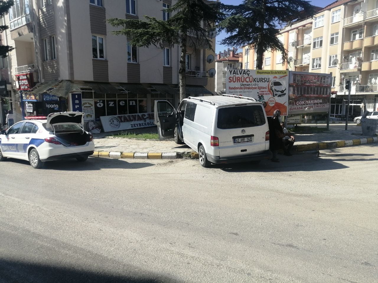 Yalva&ccedil;&rsquo;ta ticari ara&ccedil; ile otomobil &ccedil;arpıştı: 1 yaralı
