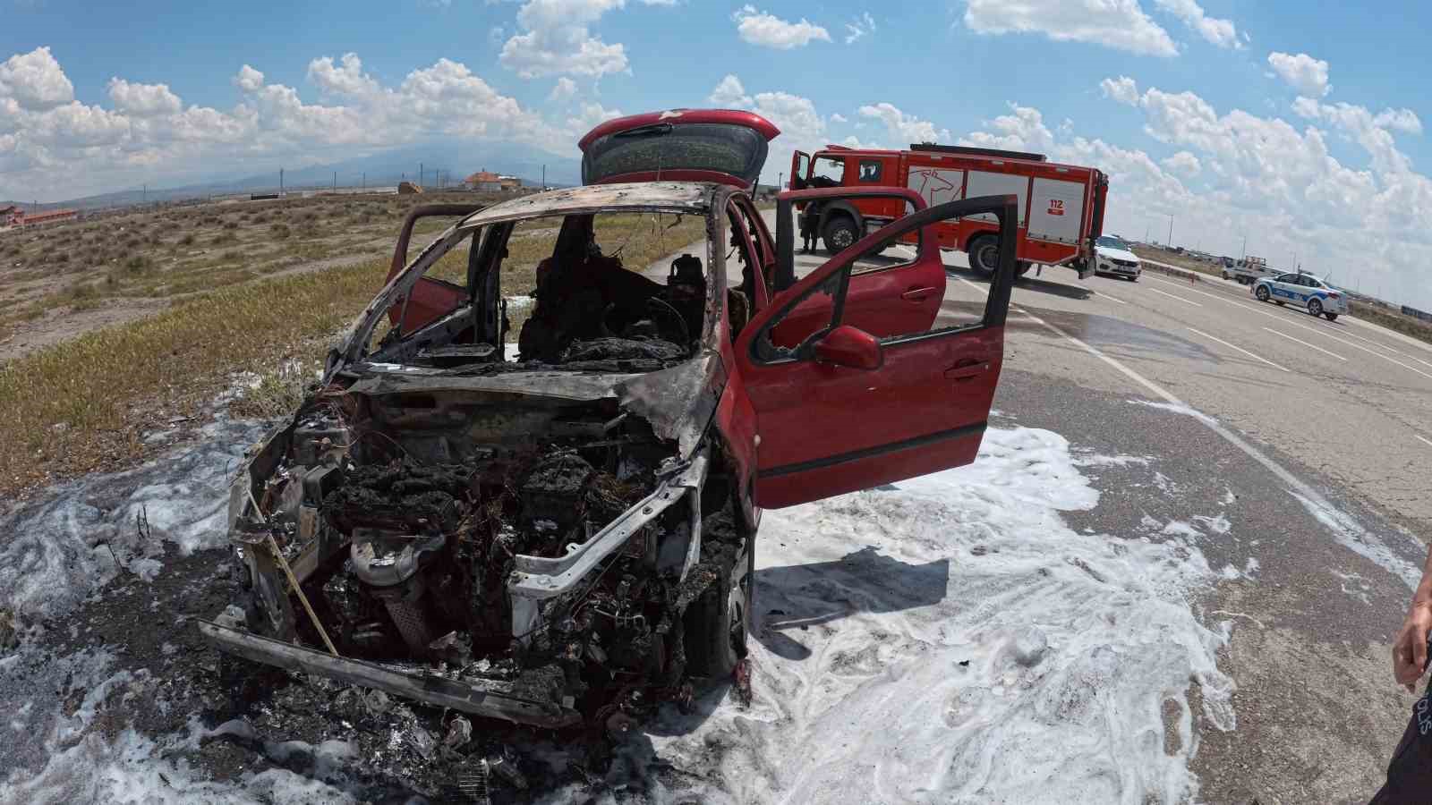 Aksaray’da yanan otomobil hurdaya döndü