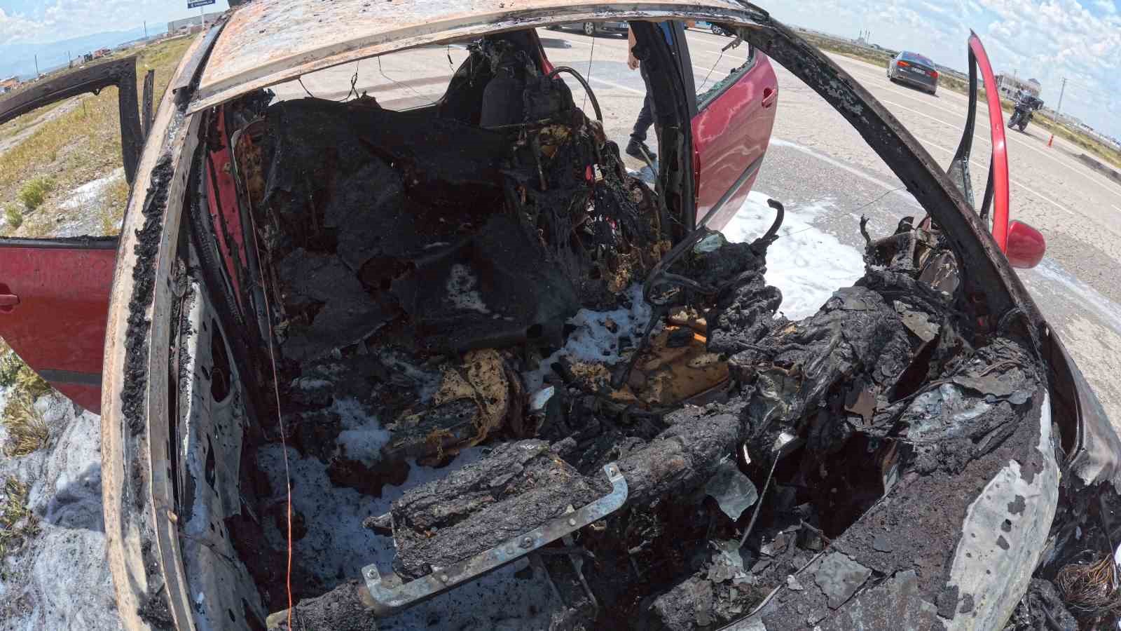 Aksaray&rsquo;da yanan otomobil hurdaya d&ouml;nd&uuml;
