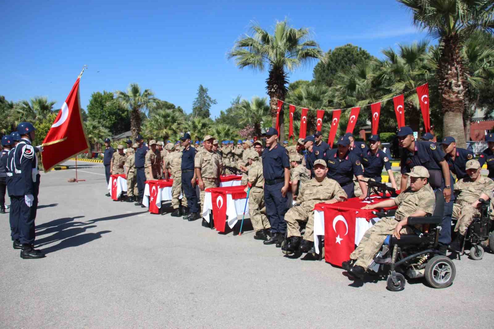 Engelli bireyler temsili askerlikle üniforma giyerek yemin etme gururunu yaşadı