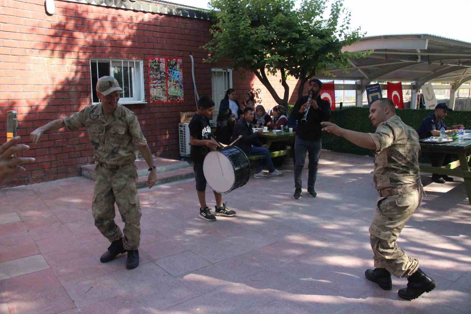 Engelli bireyler temsili askerlikle &uuml;niforma giyerek yemin etme gururunu yaşadı
