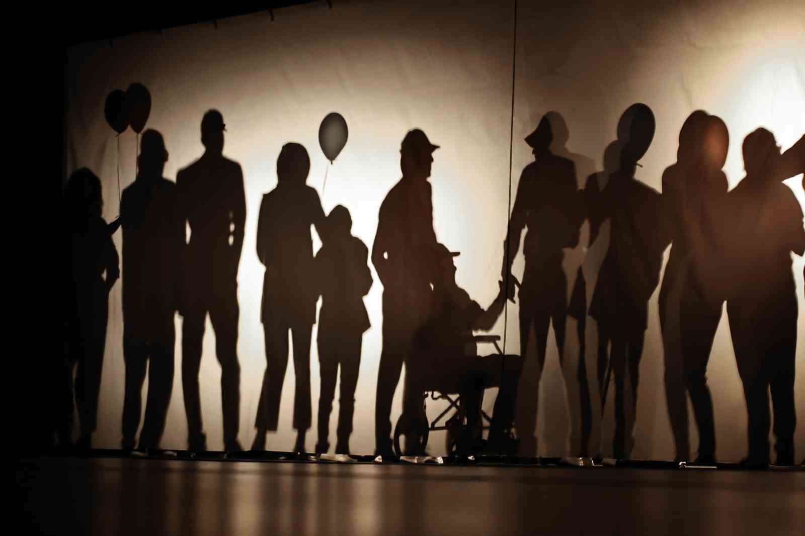 Sivas&rsquo;ta engeller sahnede aşıldı
