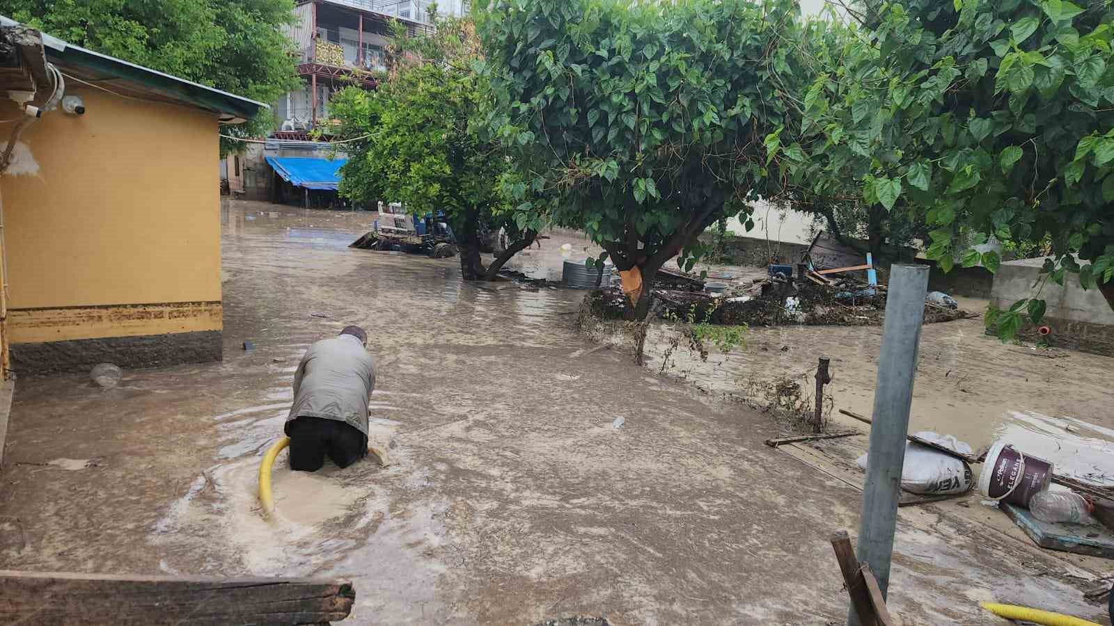 Osmaniye’de sağanak hayatı felç etti