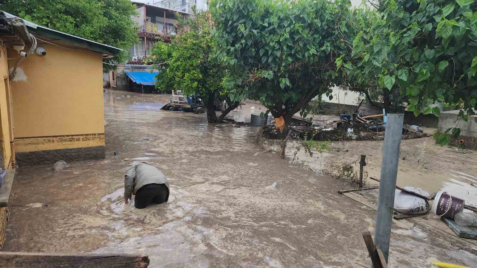 Osmaniye&rsquo;de sağanak hayatı fel&ccedil; etti
