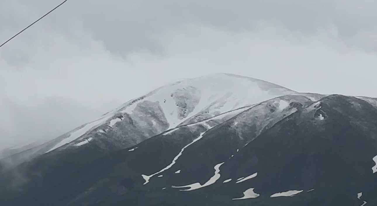 Yüksekova’da sağanak ve kar yağışı etkili oldu