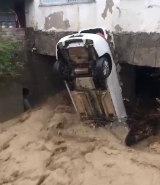 Osmaniye&rsquo;de onlarca ara&ccedil; sel sularına kapıldı
