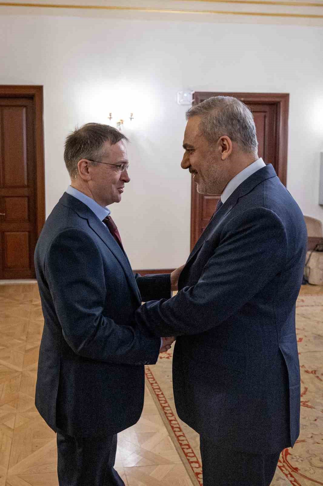 Dışişleri Bakanı Hakan Fidan, Rusya Federasyonu Devlet Başkanı Danışmanı Vladimir Medinski başkanlığındaki Rus heyetiyle bir araya geldi.