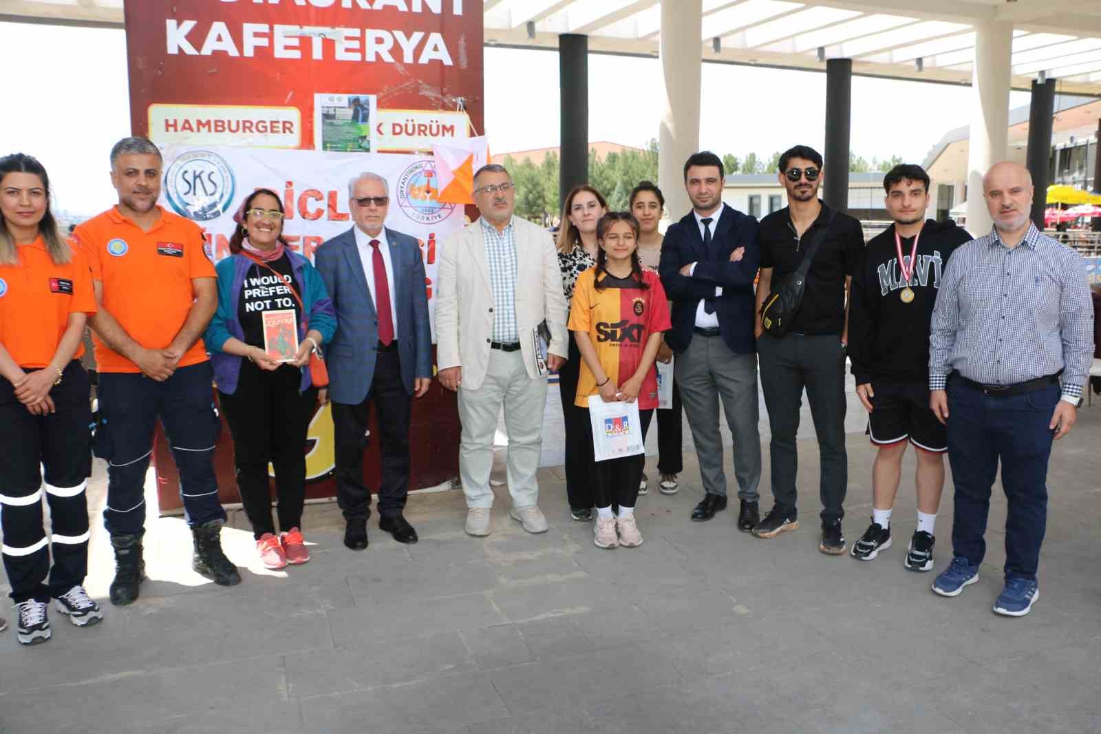 Oryantiring yarışmasına katılanlara tatlı ikram edildi