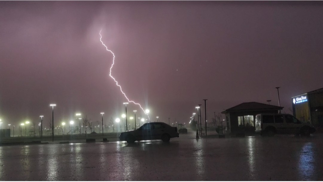 Van’da şimşekler geceyi aydınlattı