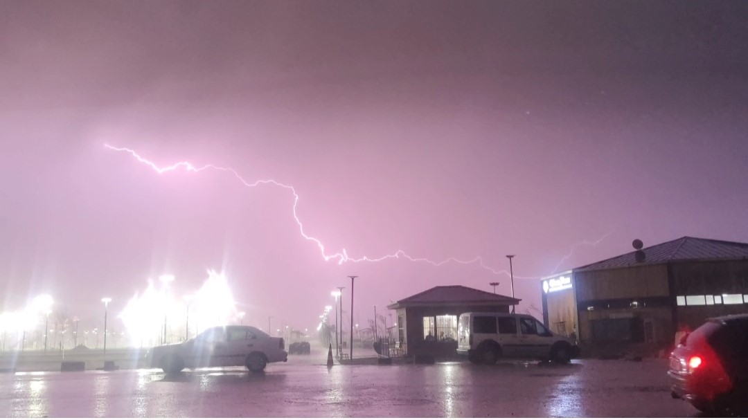 Van&rsquo;da şimşekler geceyi aydınlattı
