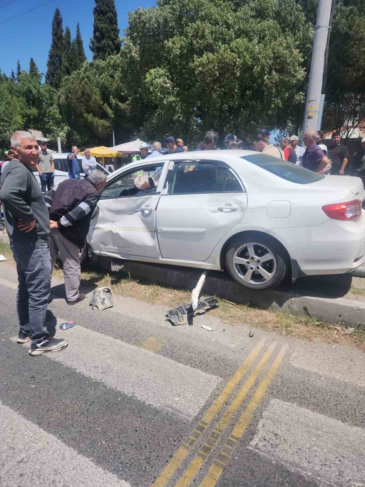 İzmir&rsquo;de otomobil ile motosiklet &ccedil;arpıştı: 1 &ouml;l&uuml;, 2 yaralı
