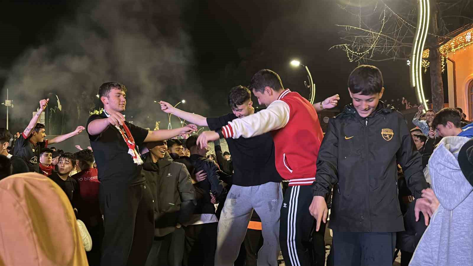 Bolu’da oyun havalarıyla play-off galibiyeti kutlandı