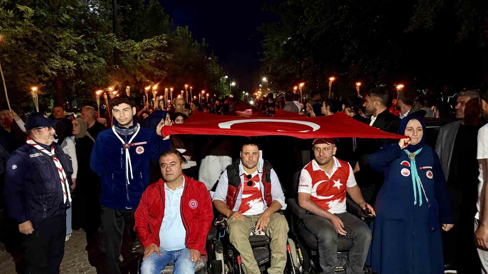 Diyarbakır’da Türk bayraklı "Fener Alayı" yürüyüşü yapıldı