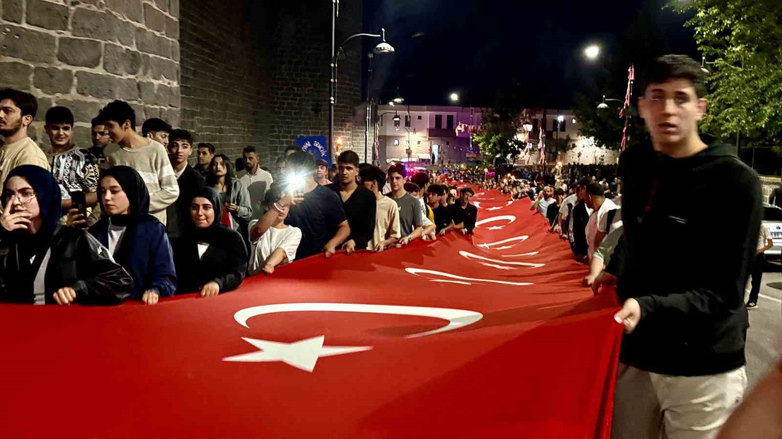 Diyarbakır’da Türk bayraklı "Fener Alayı" yürüyüşü yapıldı