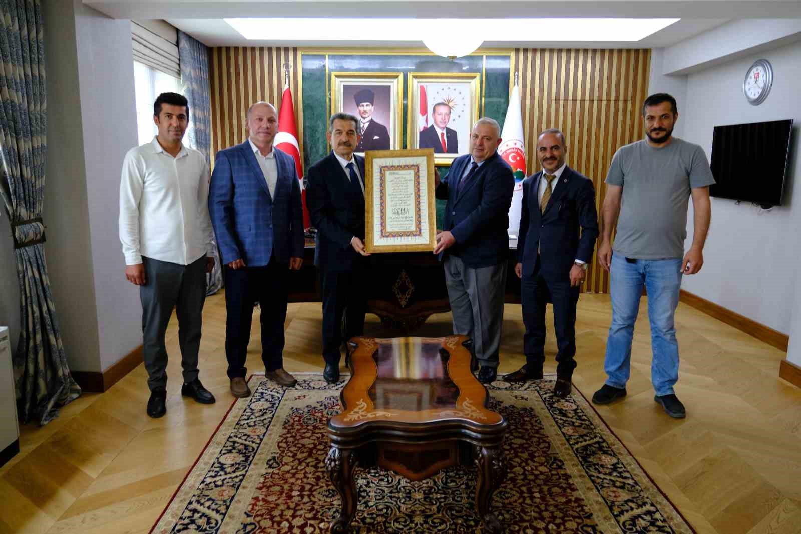 İhlas Vakfı kurucular kurulu üyeleri Vali Ekici ile bir araya geldi