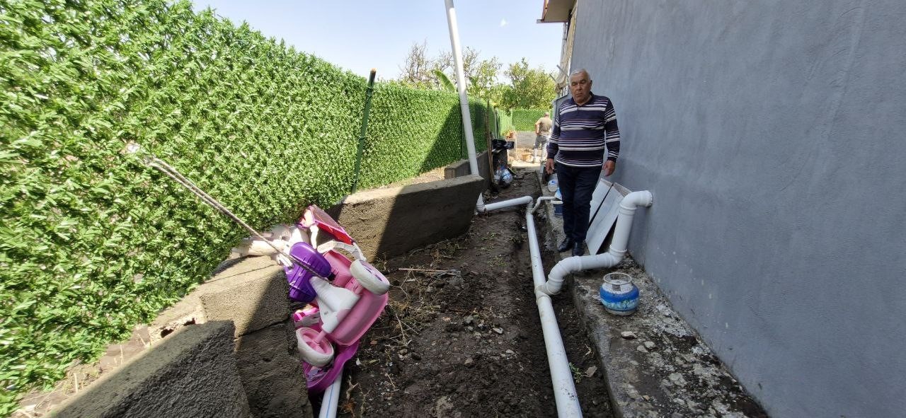 Aşırı yağış evlerin bahçe duvarlarını yıktı